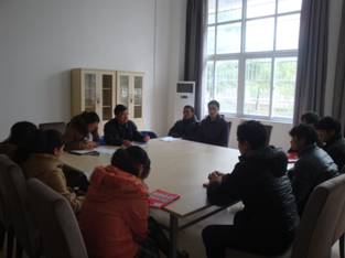 老师与同学们相互交谈