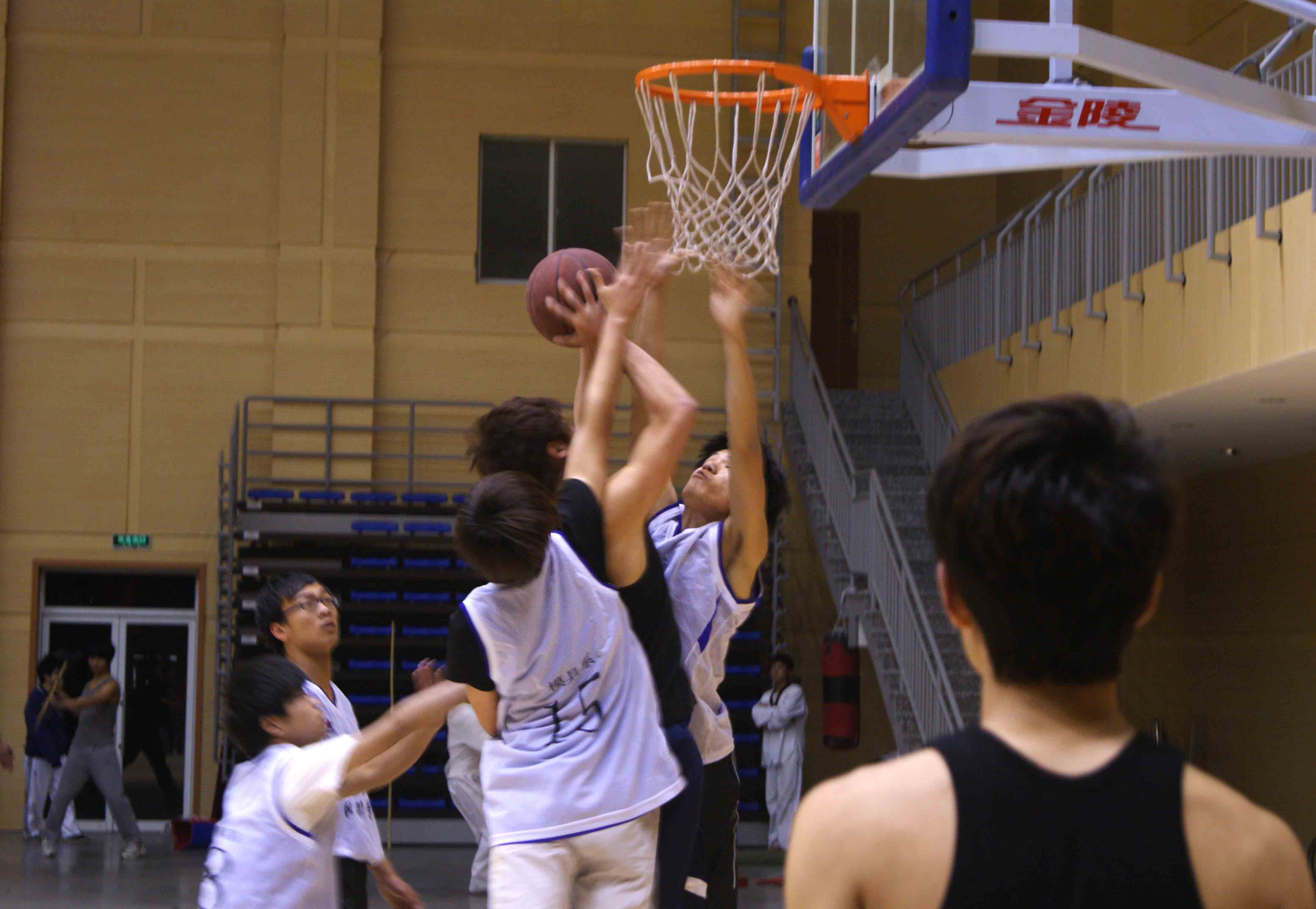 图为：球员们在球场上激情四射