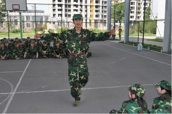 图为：新疆籍的同学正在给大家表演新疆舞