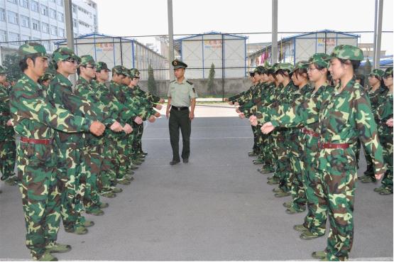 图为：教官正在指导同学们练习正步