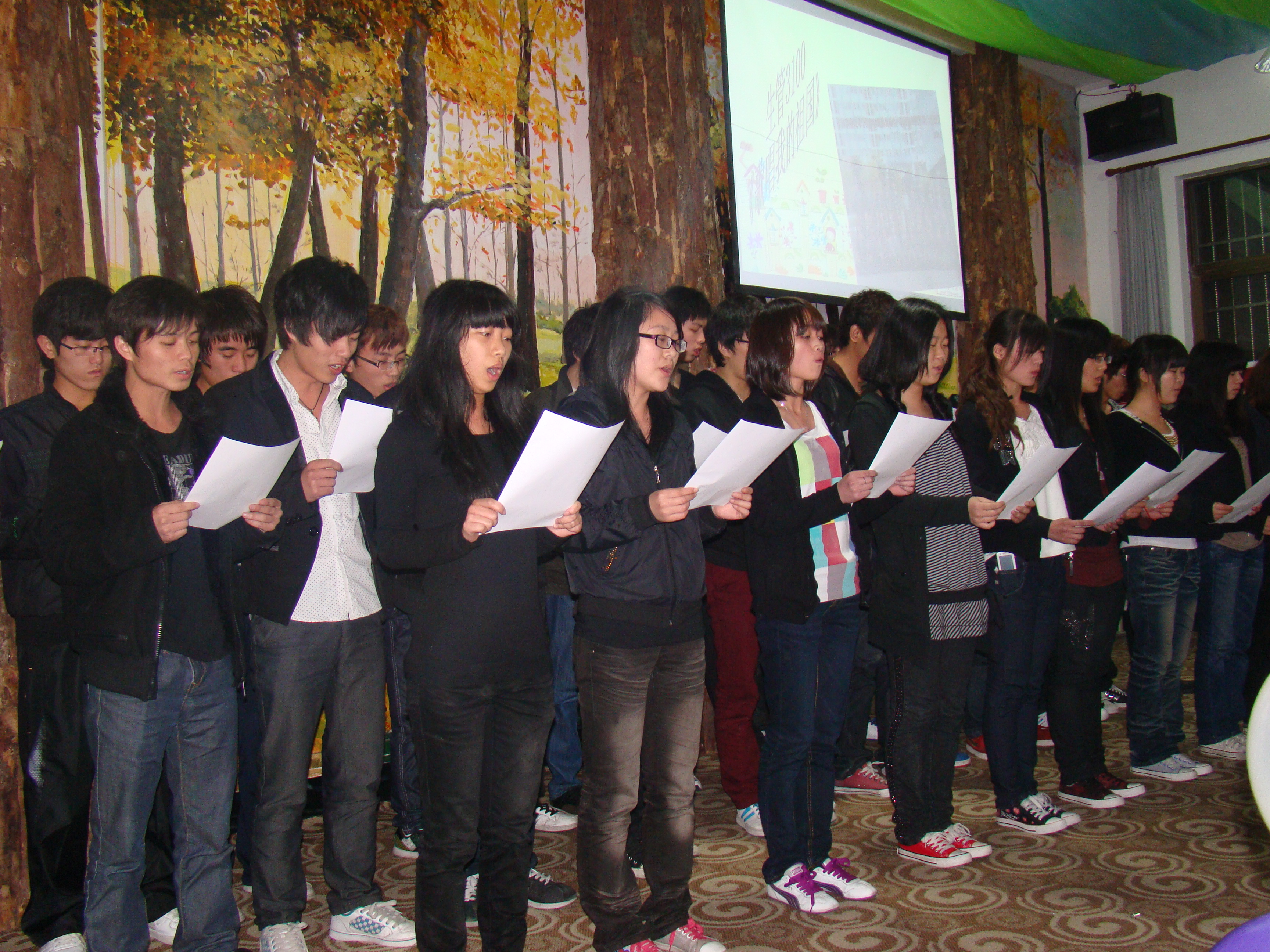 图为：模具系PK大赛诗朗诵