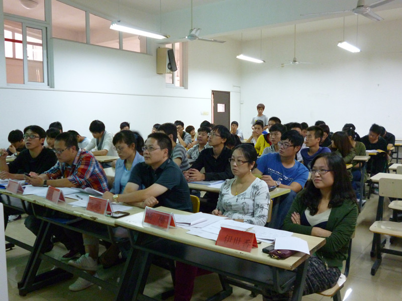 老师们在点评同学的答辩项目