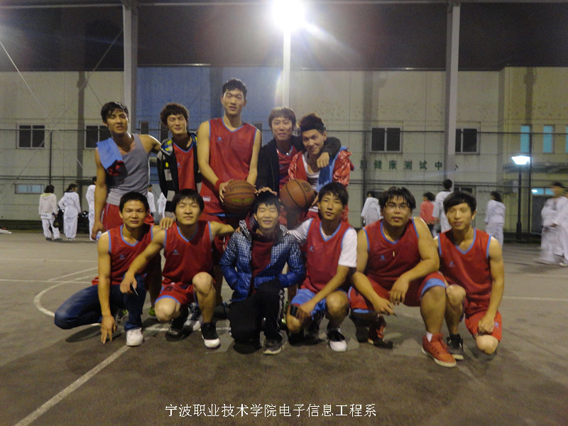 图为：电子信息工程系篮球队合影