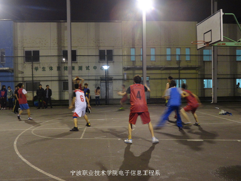 图为：电子信息工程系篮球队队员们在场上奋战
