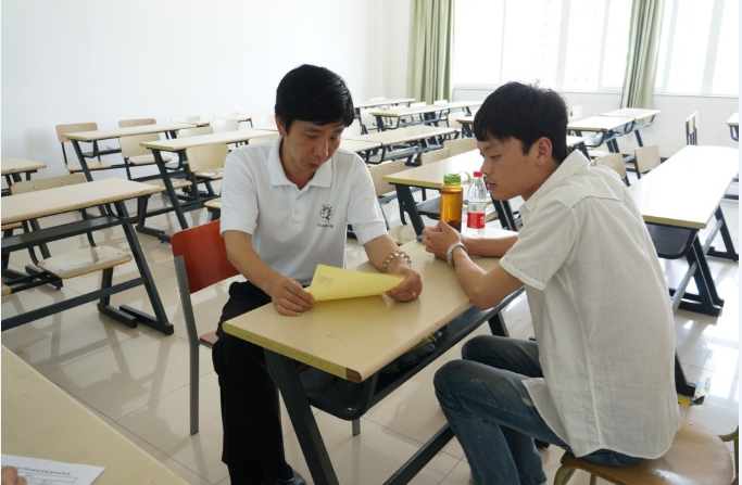 图为HR为海天学生面试