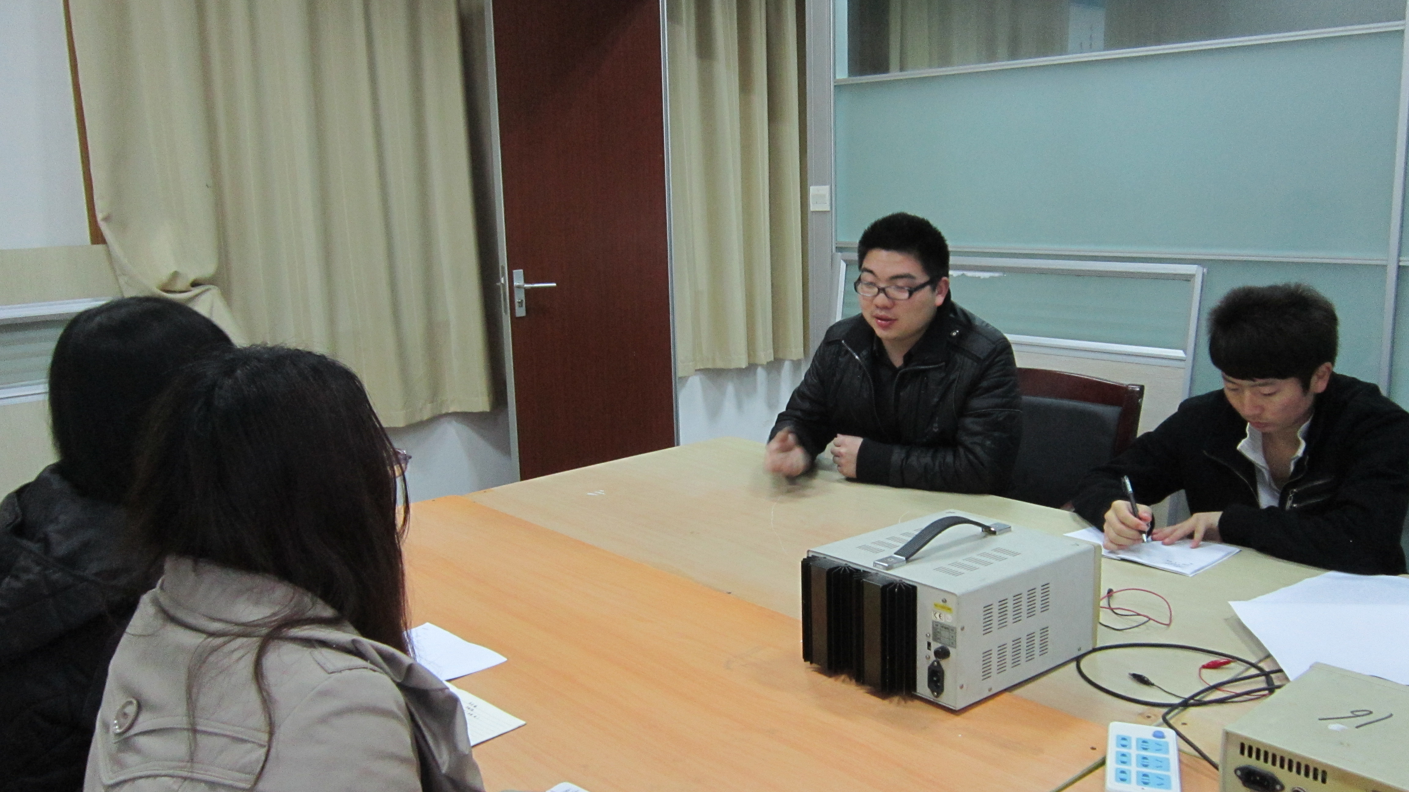 图为：唐涛正在接受采访