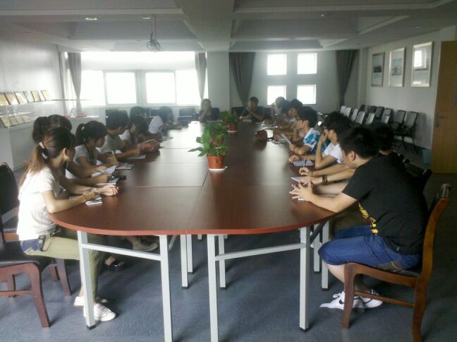 图为：电信系本学期第二次团学会议现场 　　