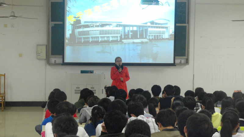 图为：电子信息工程系团委书记在为干事们讲话