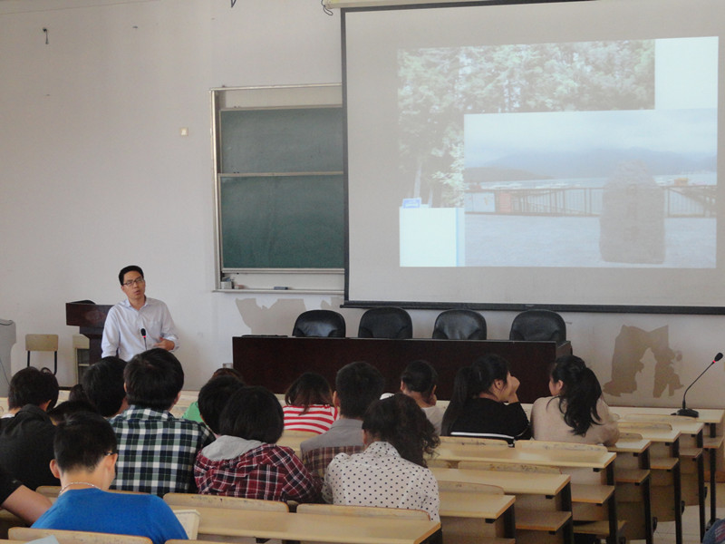 图为:翁老师和同学们交流赴台学习的感受