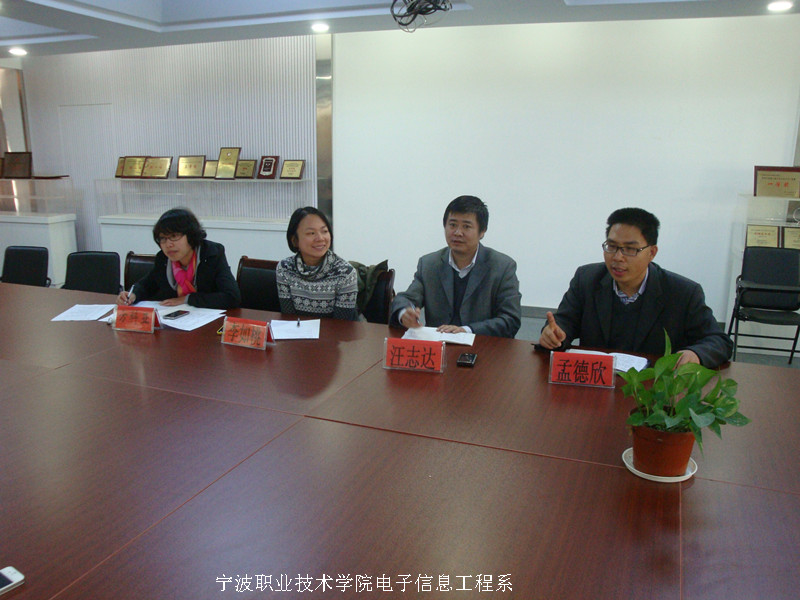 图为：老师为同学们耐心的解答问题