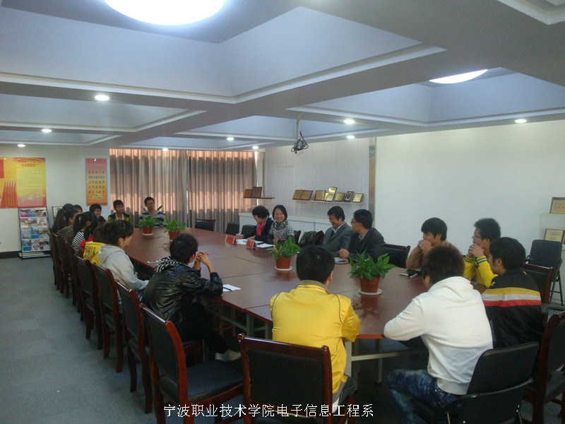 图为：电子信息工程系计算机专业期中教学座谈会现场