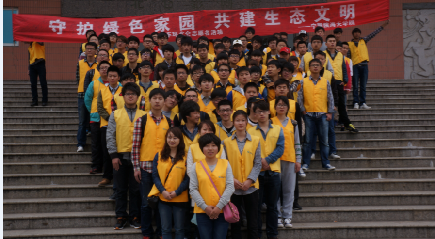 图为志愿者骑单车环北仑活动