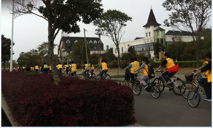 图为志愿者骑单车环北仑活动