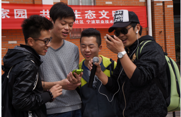 图为志愿者骑单车环北仑活动