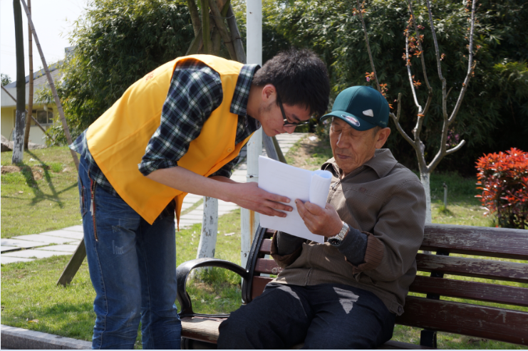 图为志愿者骑单车环北仑活动