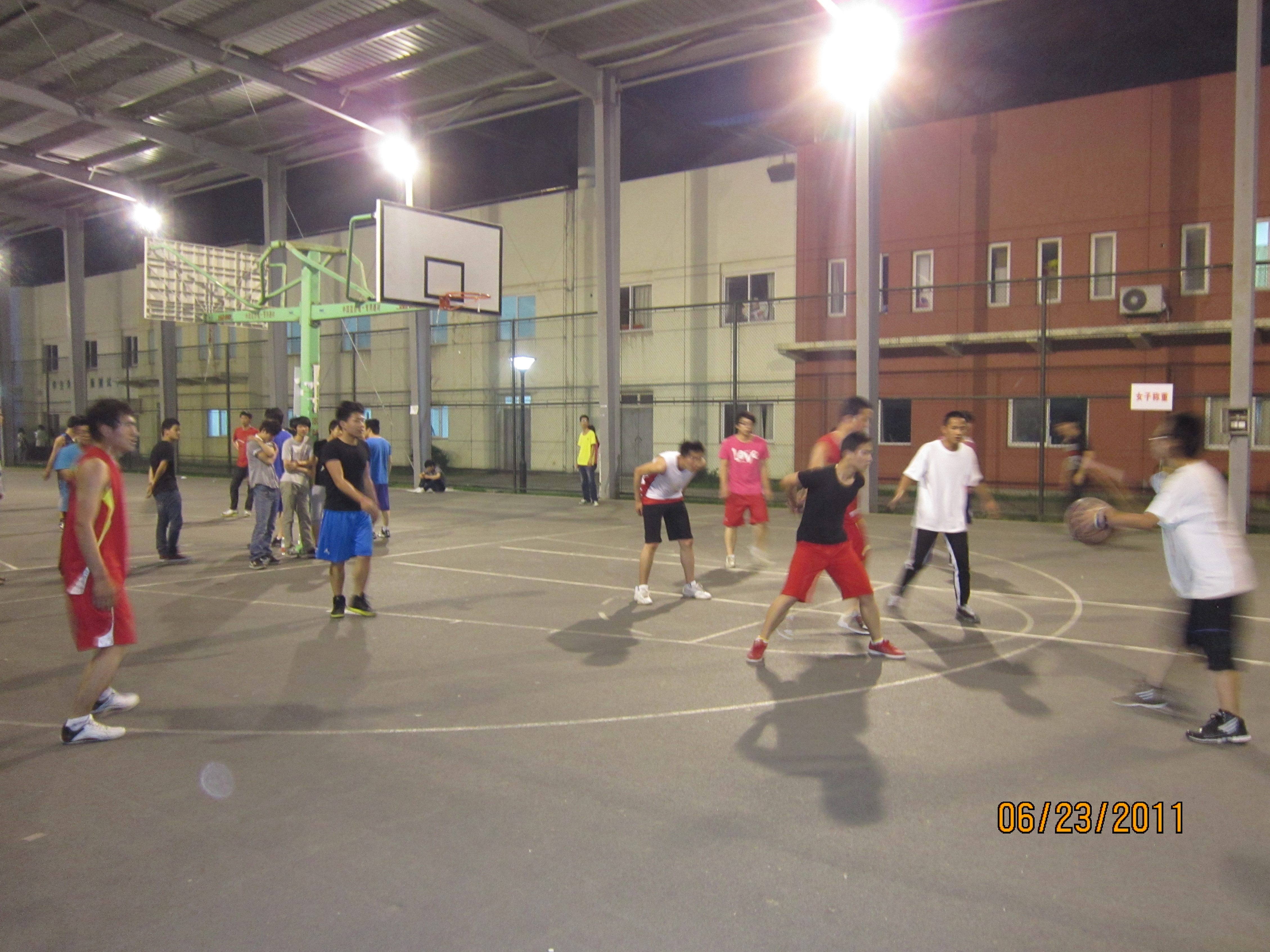 图为：球员们正在奋力拼搏。