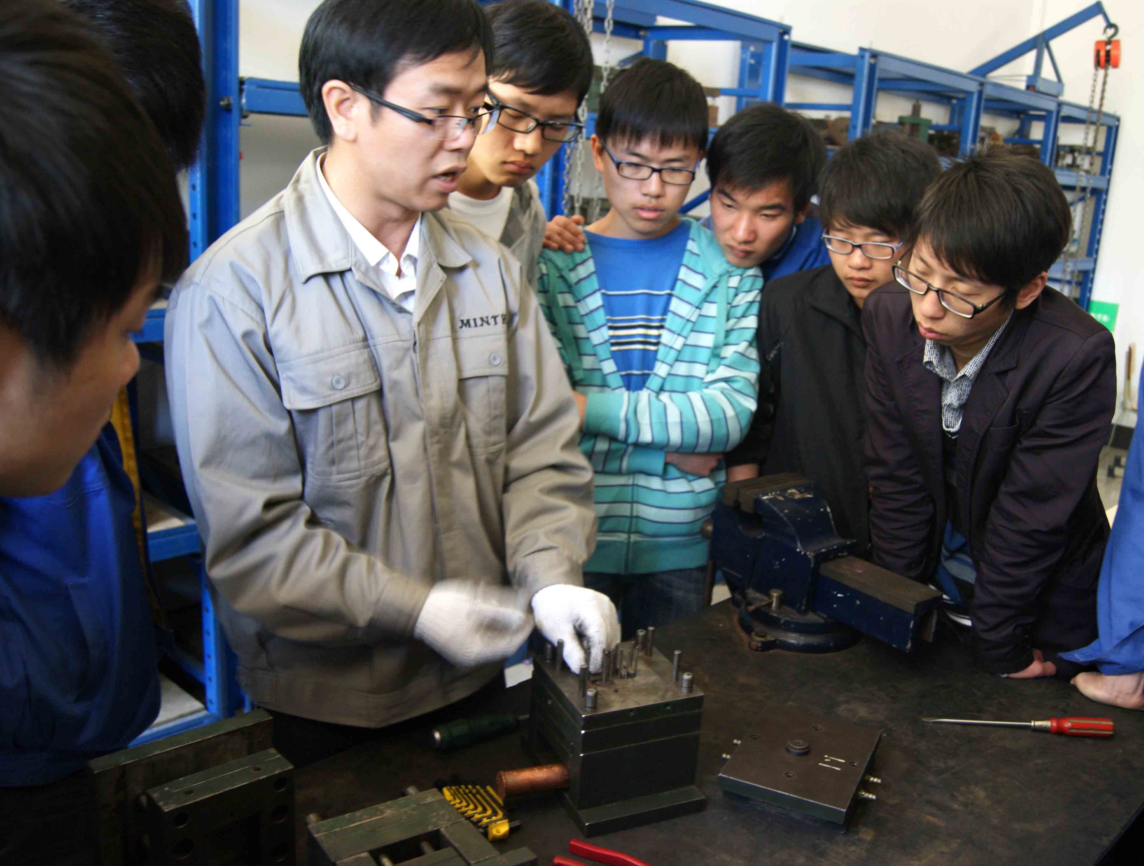 图为：彭老师在介绍比赛规则