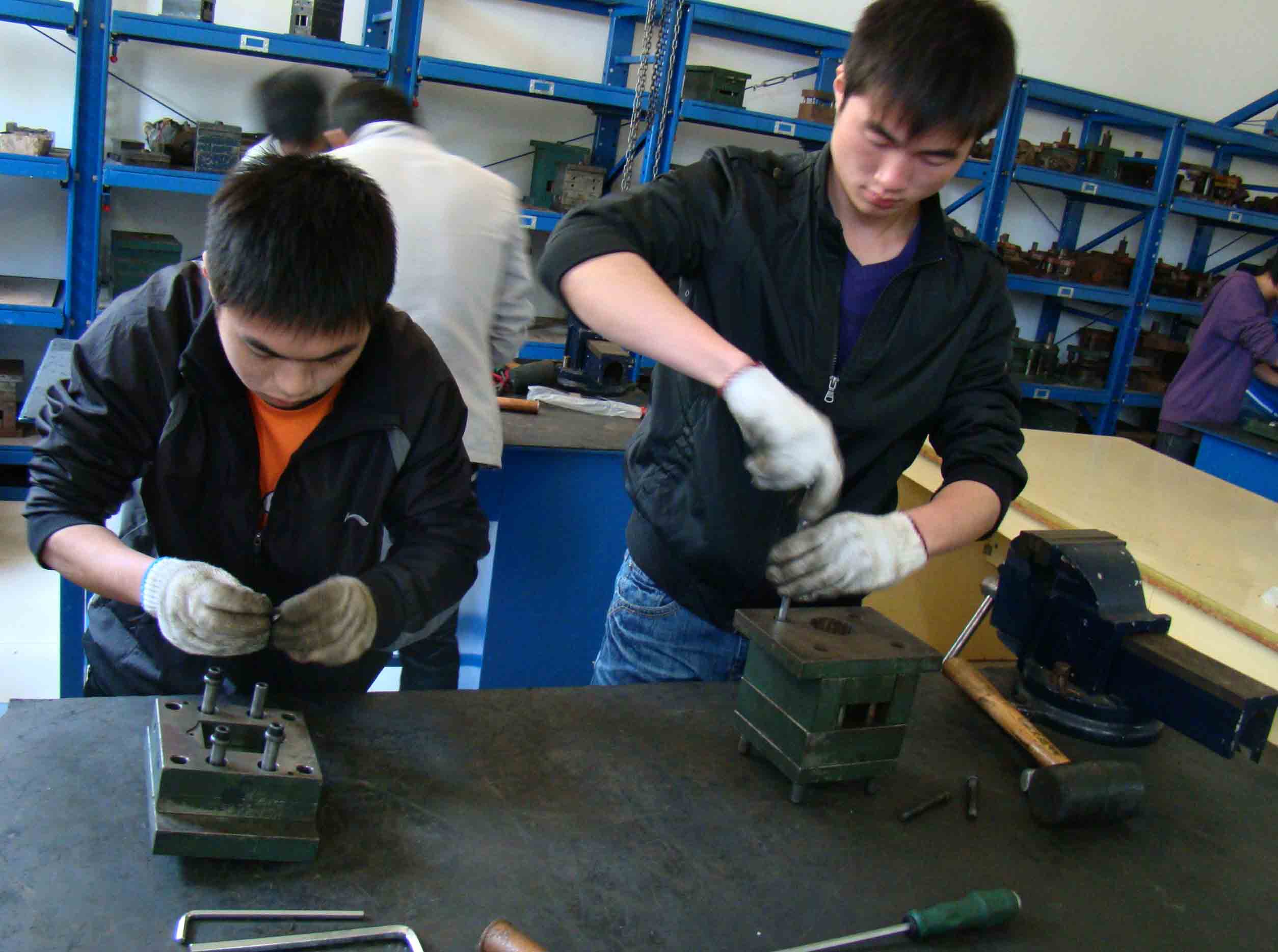 图为：模具拆装比赛中