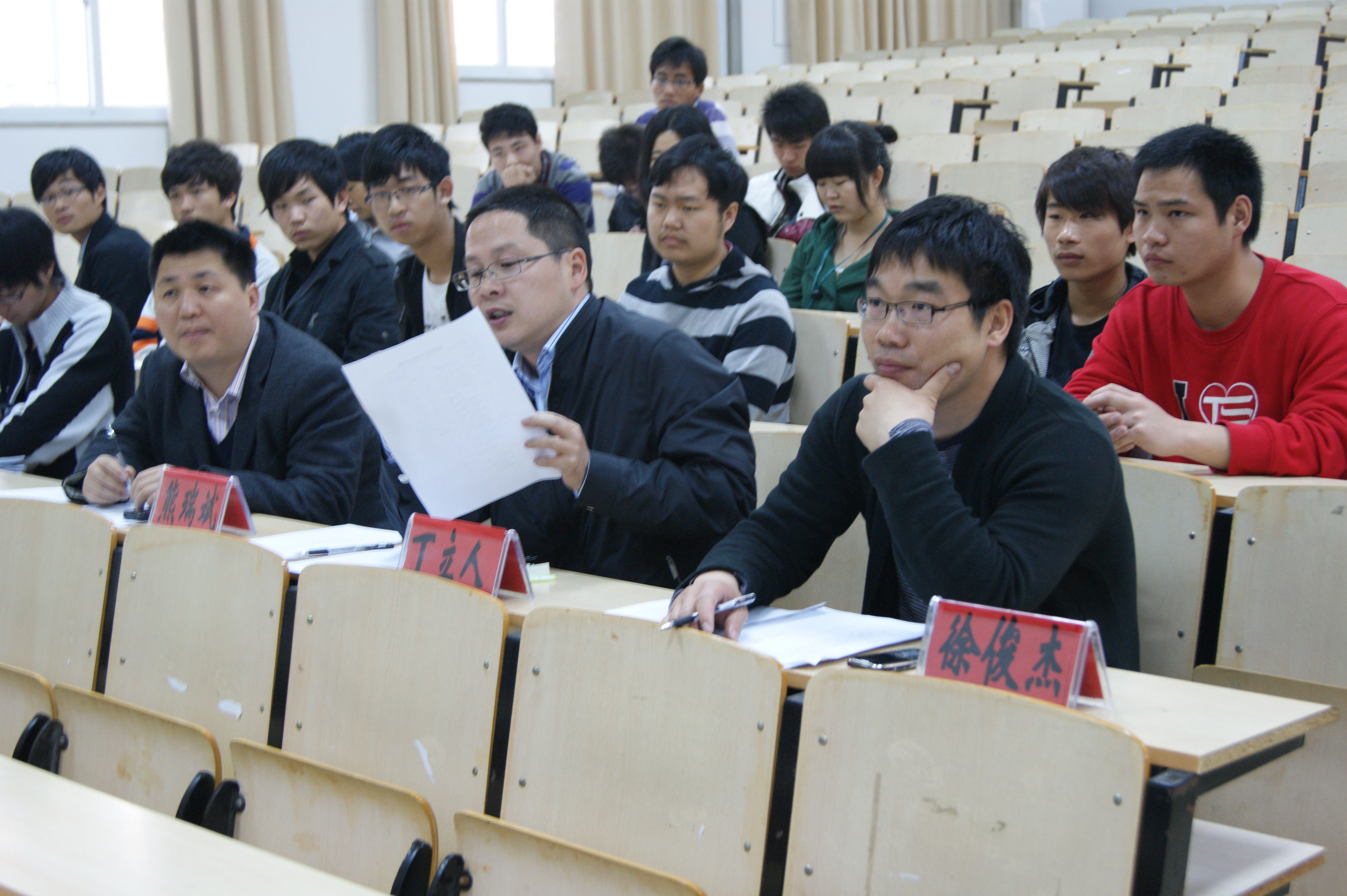 图为：评委正在点评