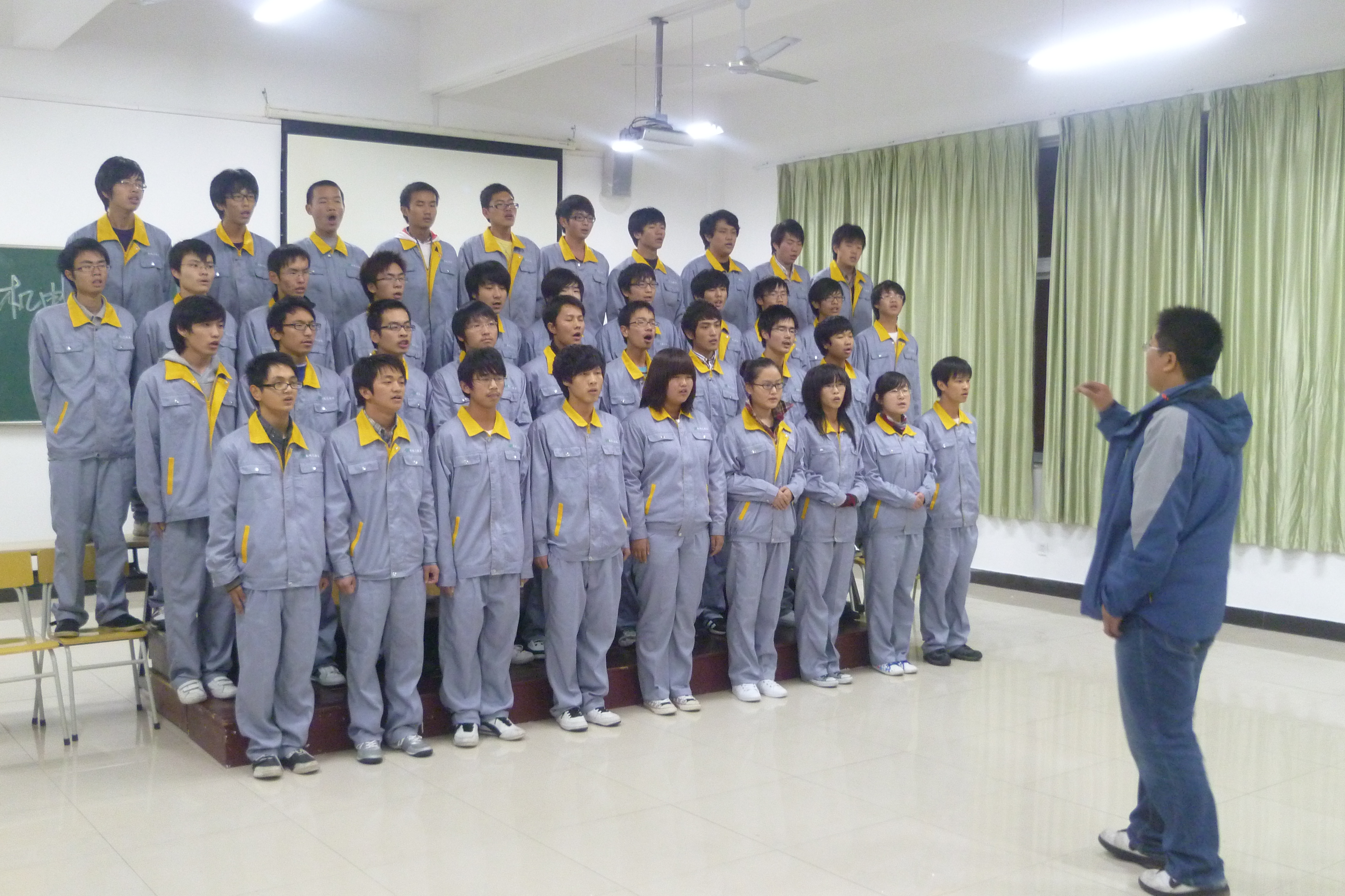 图为杨天挺老师挥洒自如地指挥着数控3100班同学