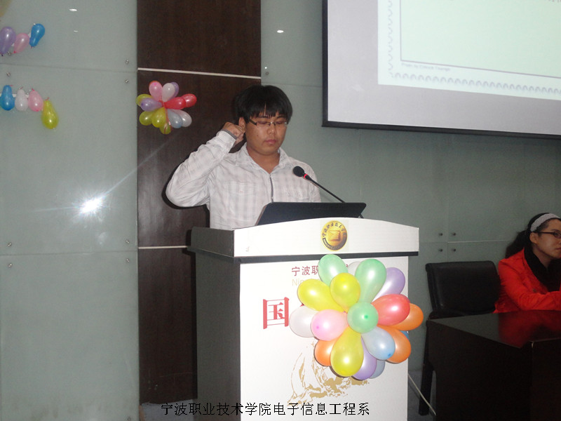 图为:运动员代表在宣誓 图为:运动员代表在宣誓