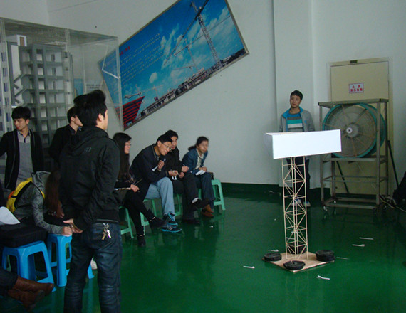 图为：同学们在对参赛模型做加载实验