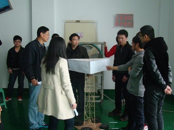 图为：评委老师在对参赛模型作现场点评