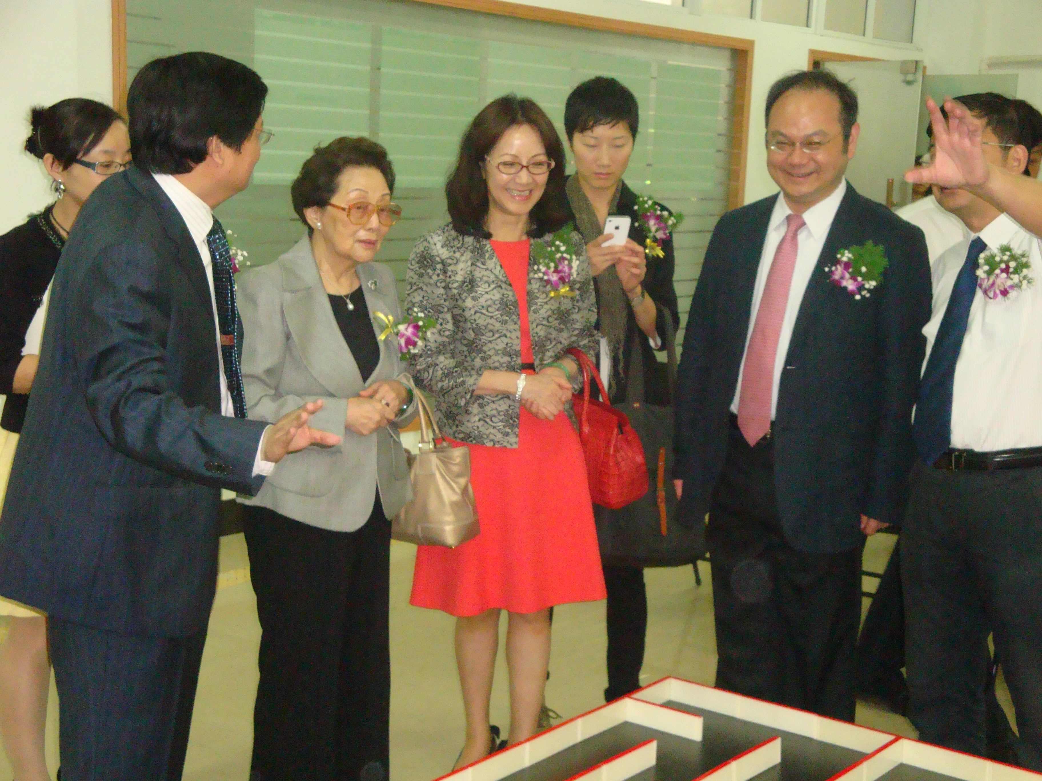 图为：龙华科技大学嘉宾正在参观合作基地