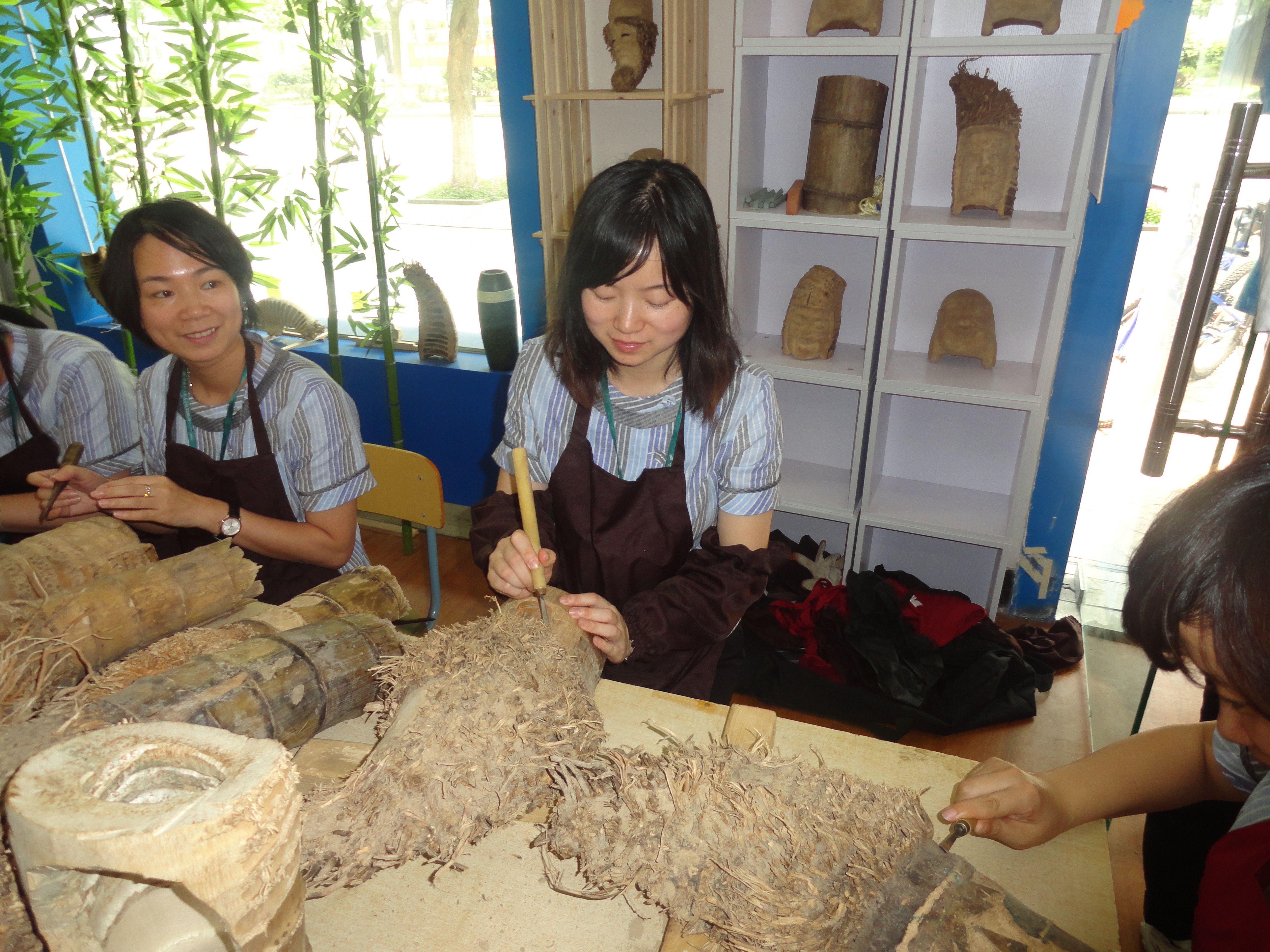 老师们正在体验根雕乐趣