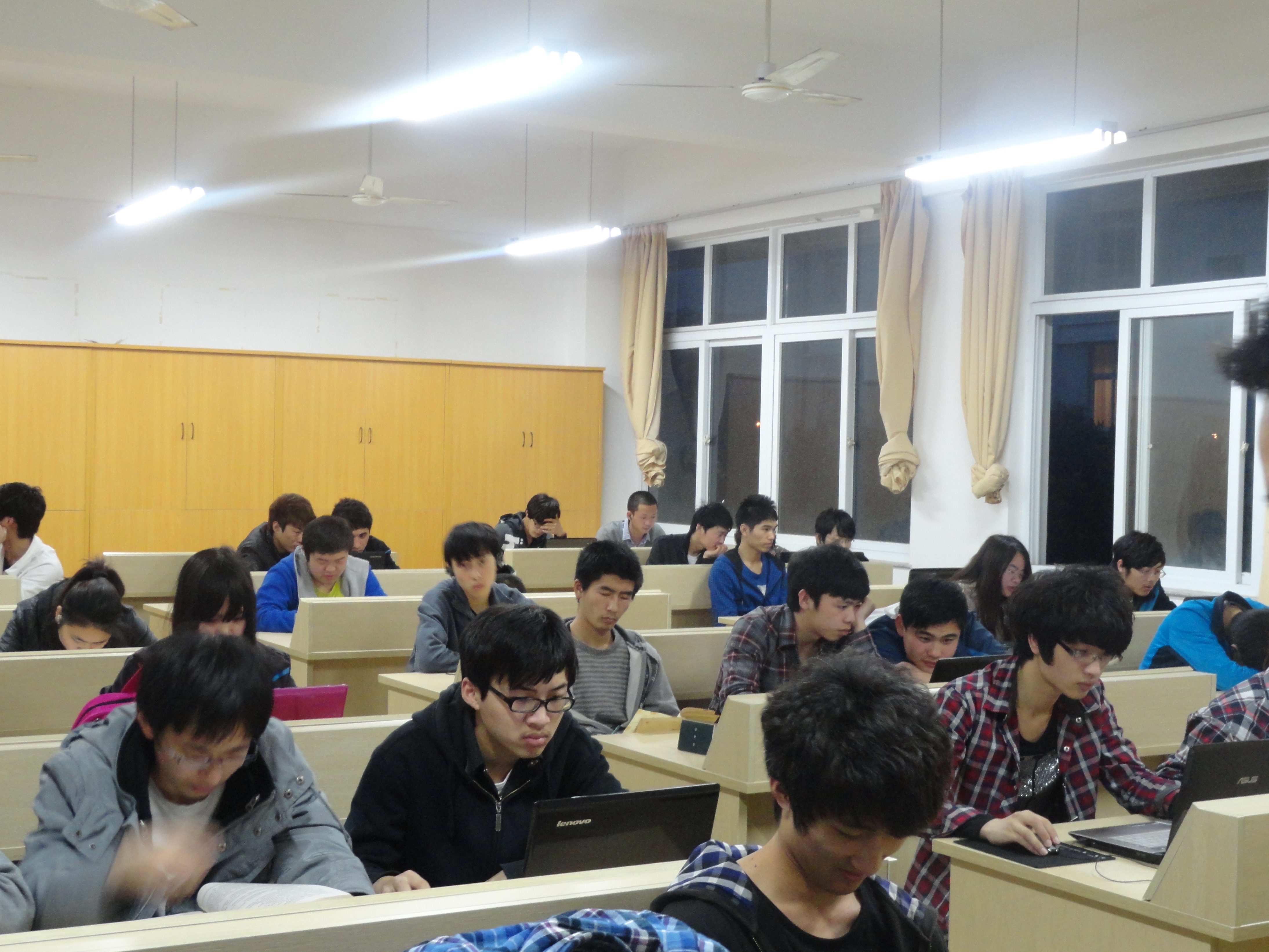 图为：学生正在自修室自修