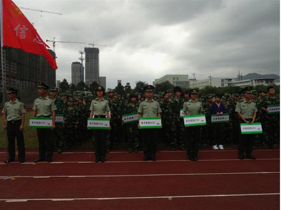 图为：教官和同学们在操场上等候的军训的开始