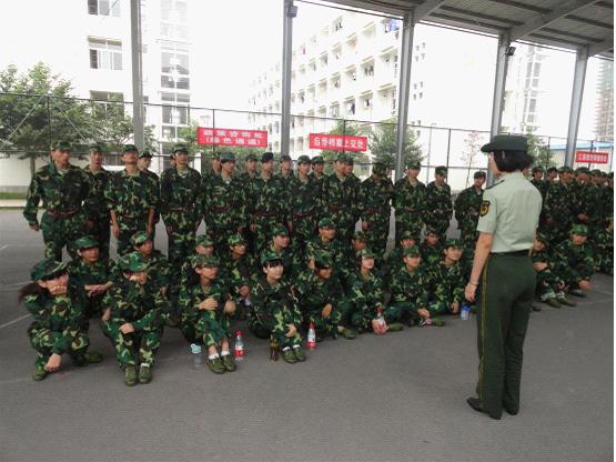 图为：新生们正在认真聆听者教官的讲解