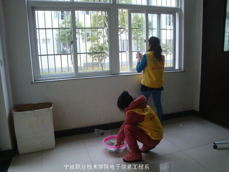 图为：志愿者们在打扫卫生