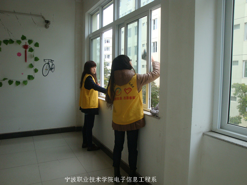 图为：志愿者们在打扫卫生