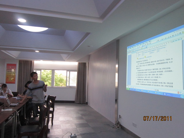 图为：参赛选手正在激情讲说