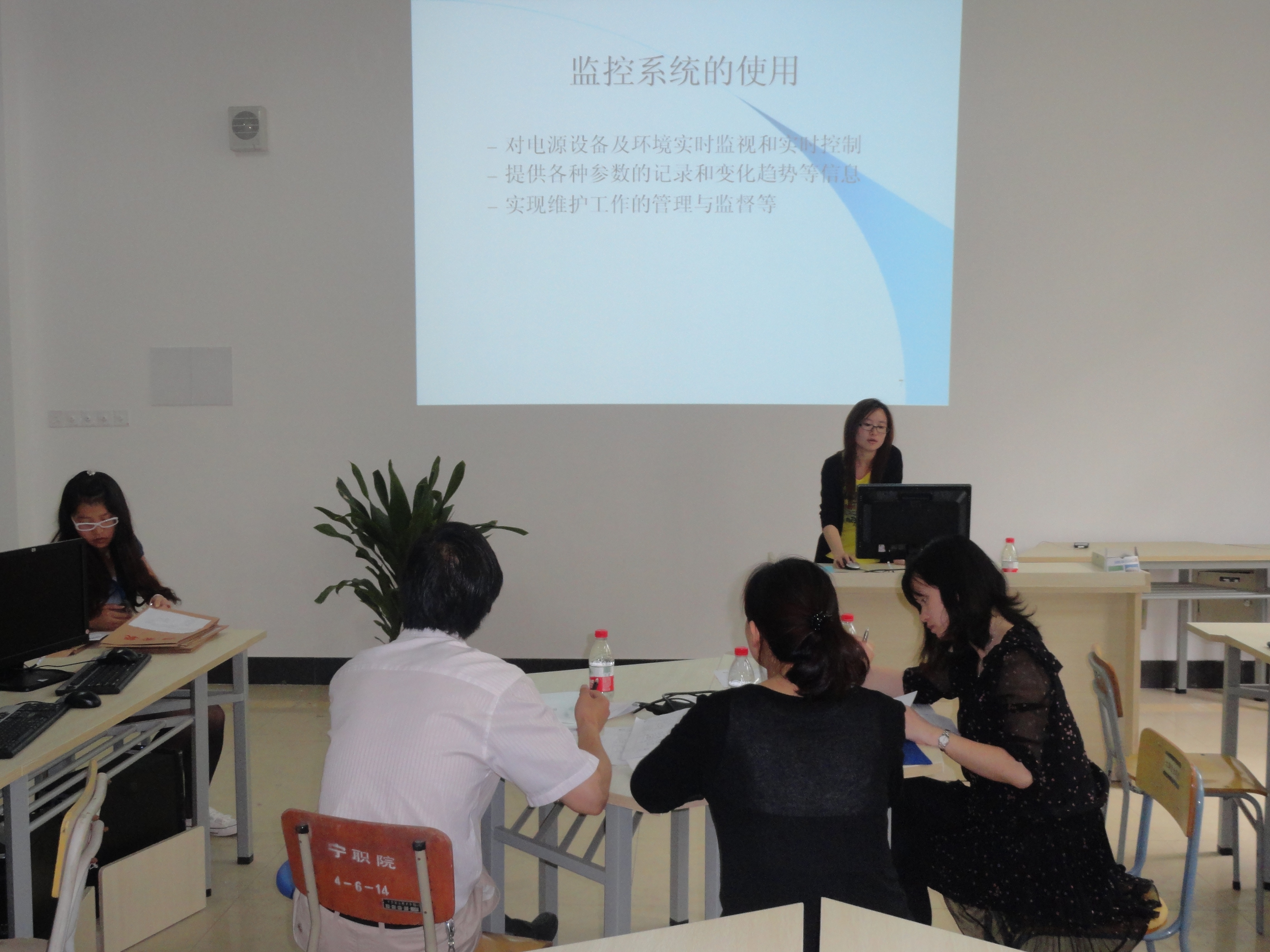 图为：答辩者正在进行论文答辩