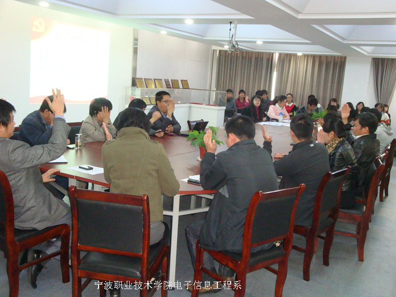 图为：计算机支部的正式党员在举手表决