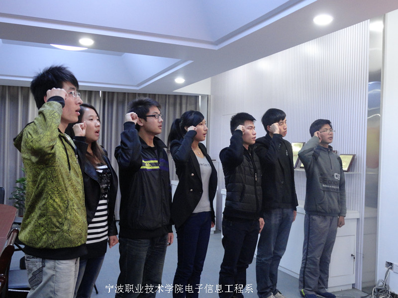 图为：电子支部的同志在宣誓