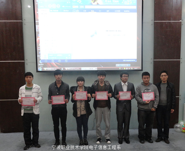 图为：获奖选手与老师合影