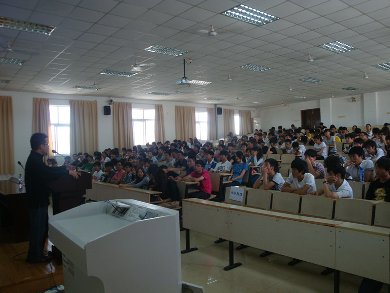 图为:电子信息工程系计算机专业的同学在认真的听讲座