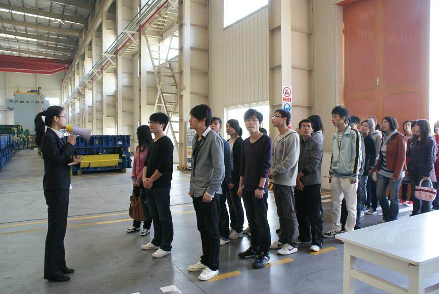2010年4月17日上午，会计系成功大学班的28位学员来到了吉利汽车生产基地，参观了一系列精彩的生产流程。 