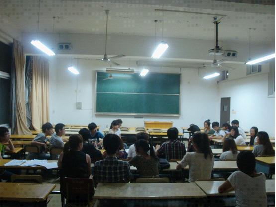 图为：电信系学生会各部门的负责人正在交流面试情况