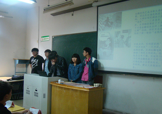 图为：同学们在做项目答辩