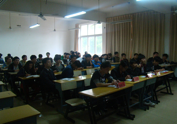 图为：参与答辩的各班级与评委