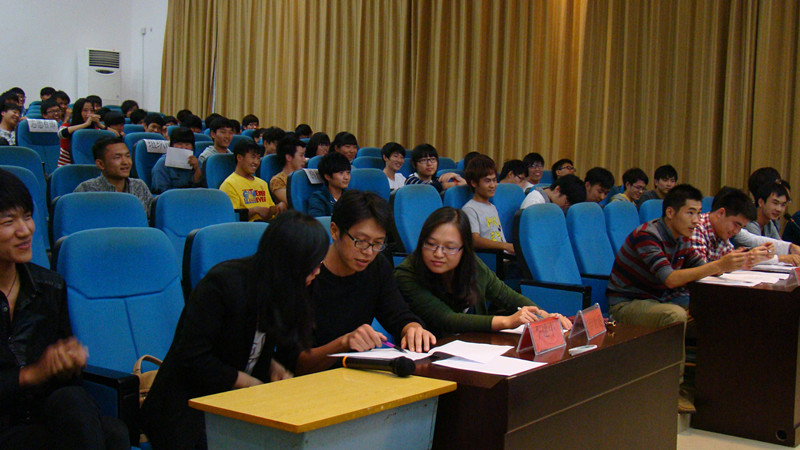 老师在认真讨论同学的表现