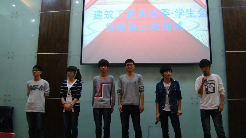 同学们在回答老师的问题