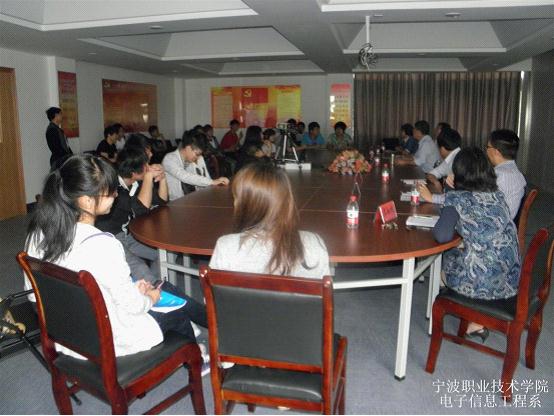 图为：电子信息工程系学生思想动态交流会场景