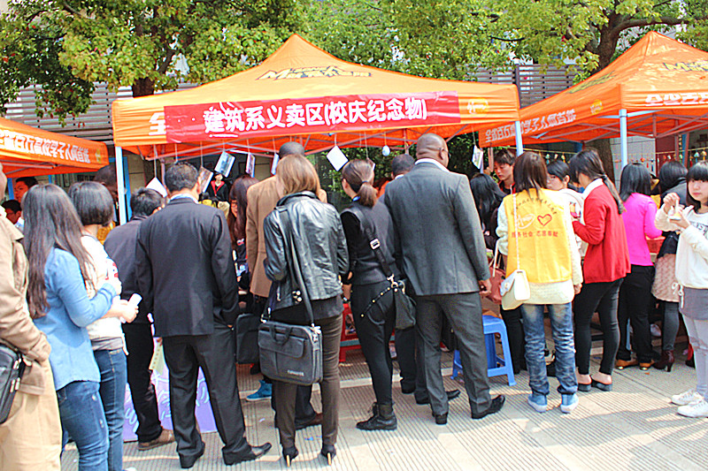 图为：热闹非凡的“校庆纪念物”展区