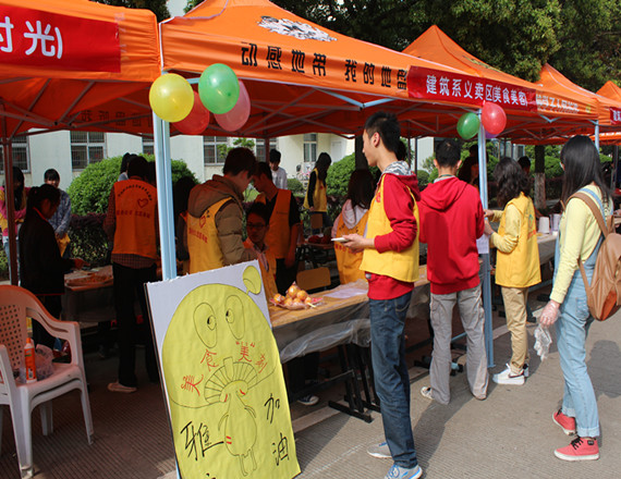 图为：建筑工程系“美食美客”展区