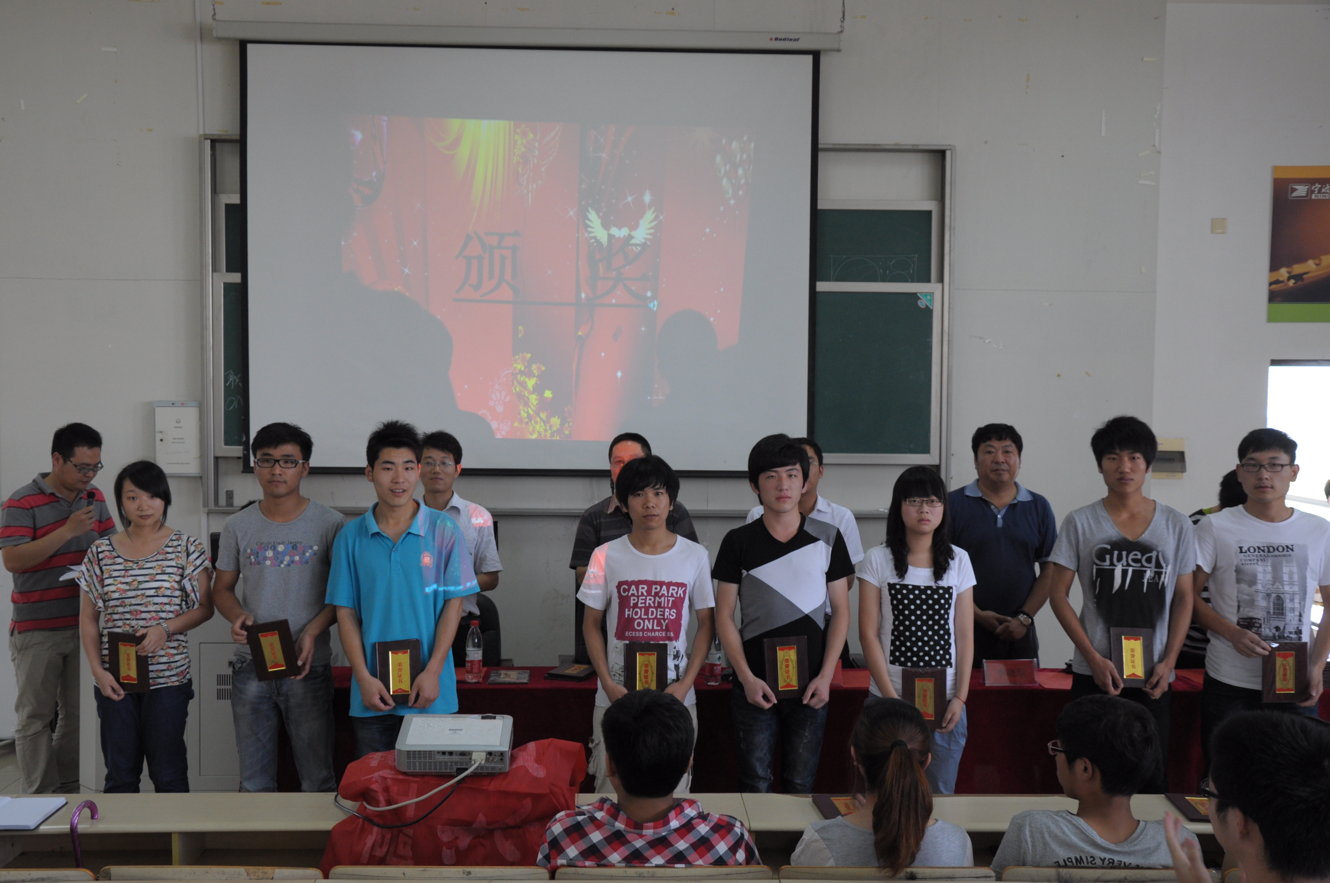 获奖同学上台领奖并留影合念